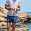 Costume da Bagno Blu abbinato a Tshirt in cotone fantasia hawaii beige