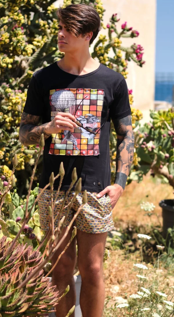 Costume da Bagno Giallo Fantasia Musicassetta abbinato a Tshirt Nera fantasia fashion is a rebus